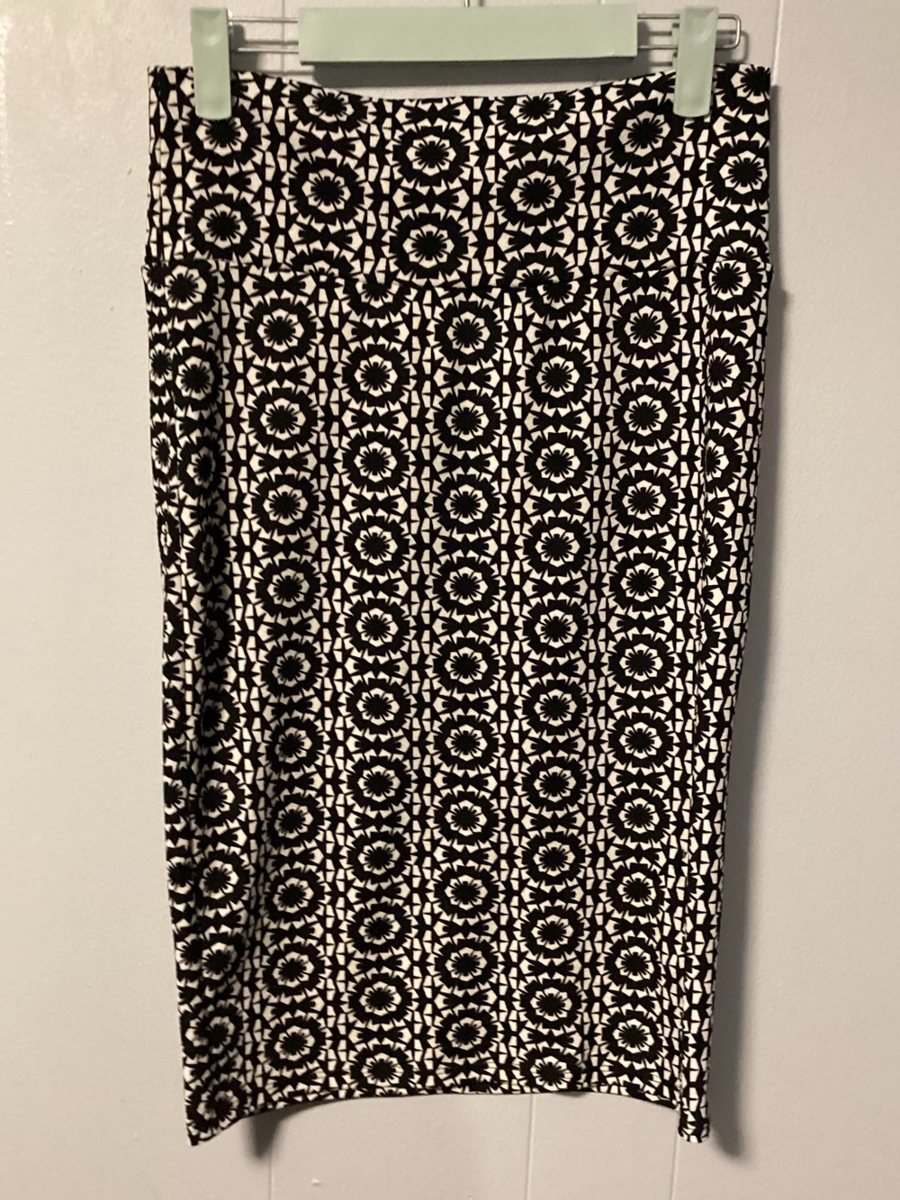 LuLaRoe Cassie Pencil Skirt in B+W Geometric Circular Pattern XS